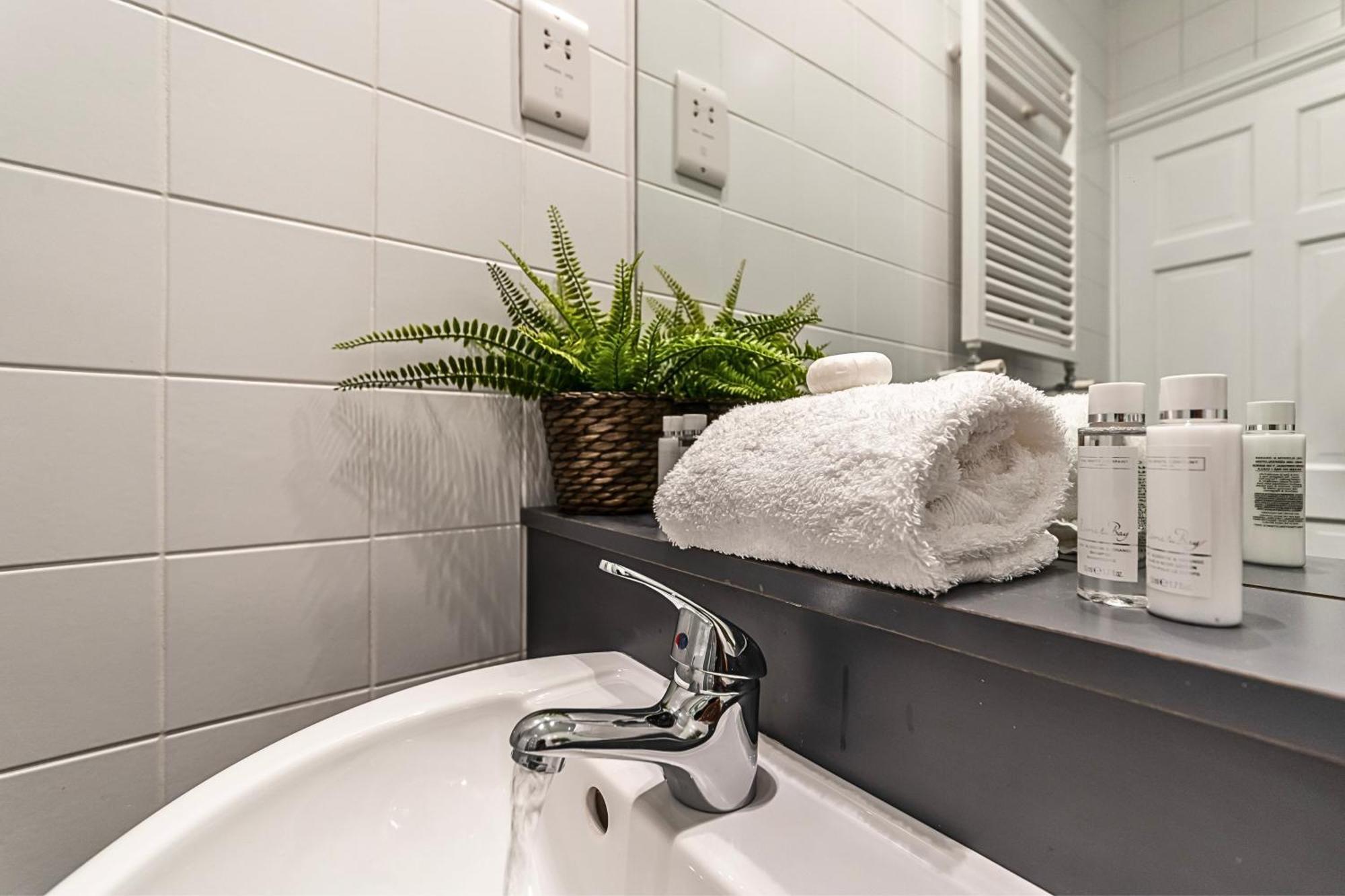Secret Kensington Garden Mews: Spacious 2-Bedroom House with Private Patio London Exterior photo