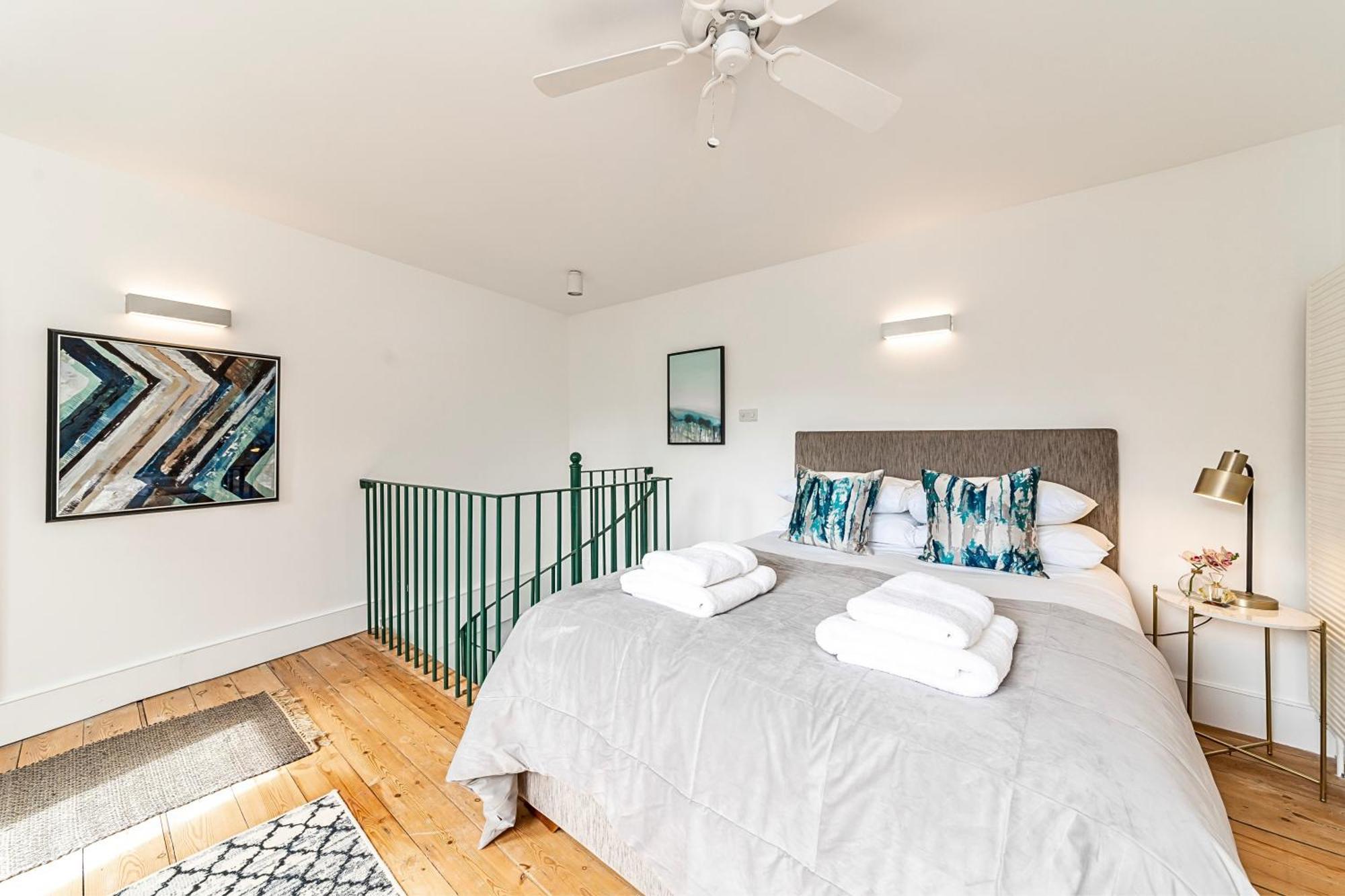 Secret Kensington Garden Mews: Spacious 2-Bedroom House with Private Patio London Exterior photo