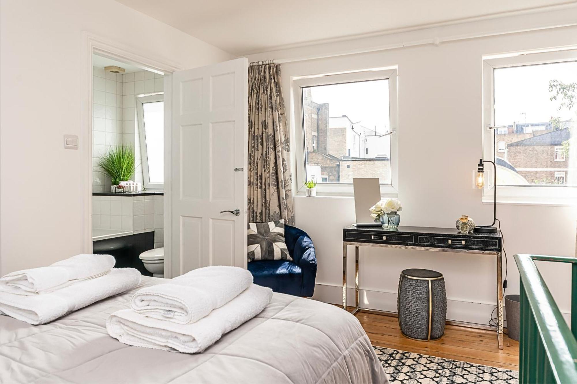 Secret Kensington Garden Mews: Spacious 2-Bedroom House with Private Patio London Exterior photo