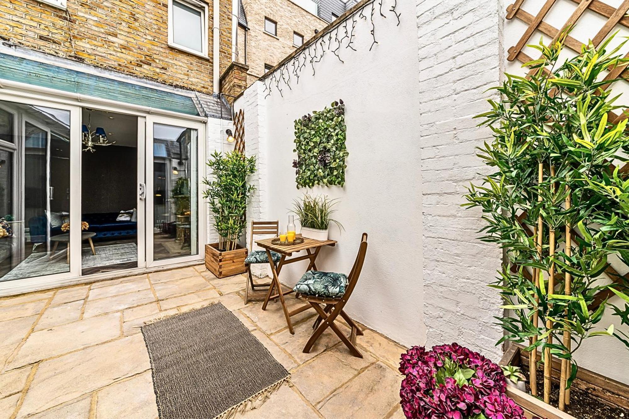Secret Kensington Garden Mews: Spacious 2-Bedroom House with Private Patio London Exterior photo