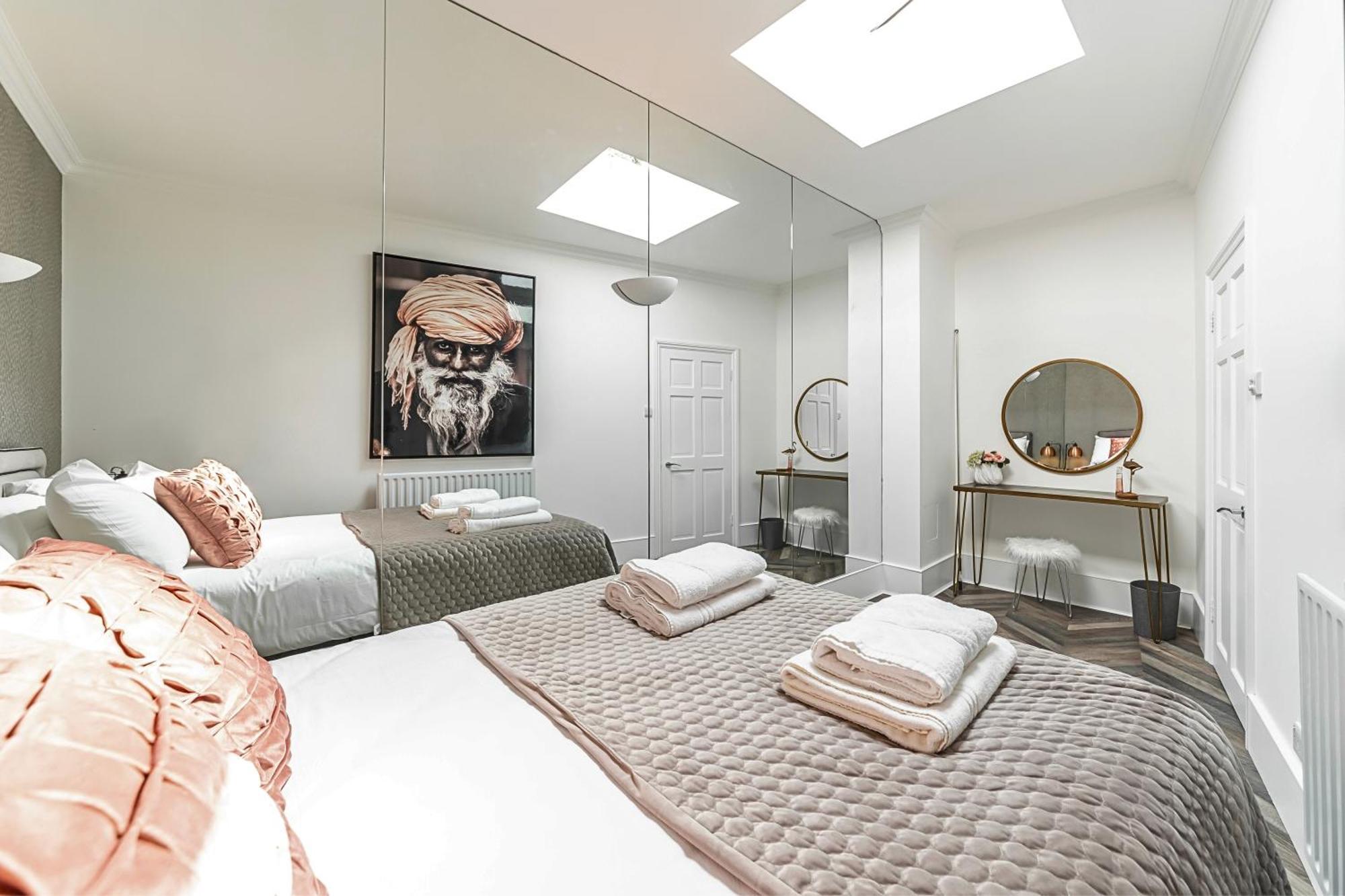 Secret Kensington Garden Mews: Spacious 2-Bedroom House with Private Patio London Exterior photo