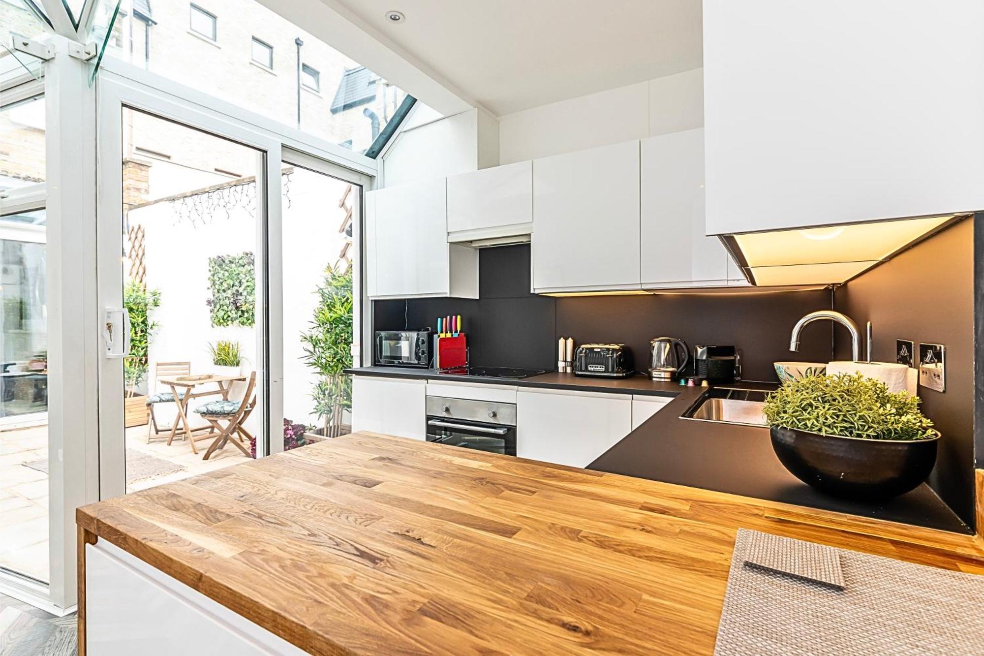 Secret Kensington Garden Mews: Spacious 2-Bedroom House with Private Patio London Exterior photo
