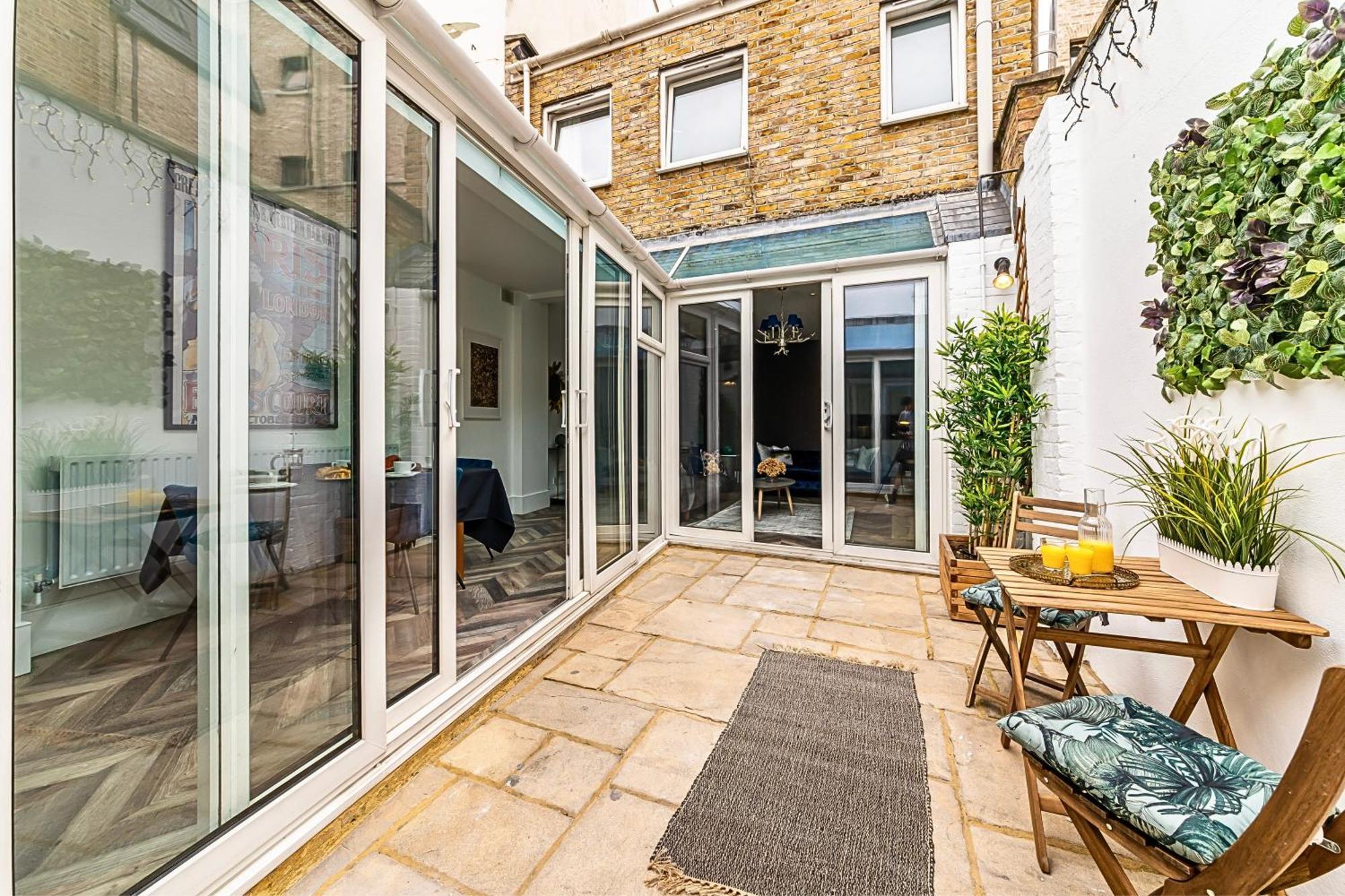 Secret Kensington Garden Mews: Spacious 2-Bedroom House with Private Patio London Exterior photo