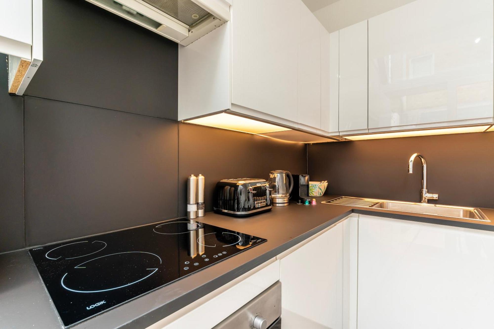 Secret Kensington Garden Mews: Spacious 2-Bedroom House with Private Patio London Exterior photo
