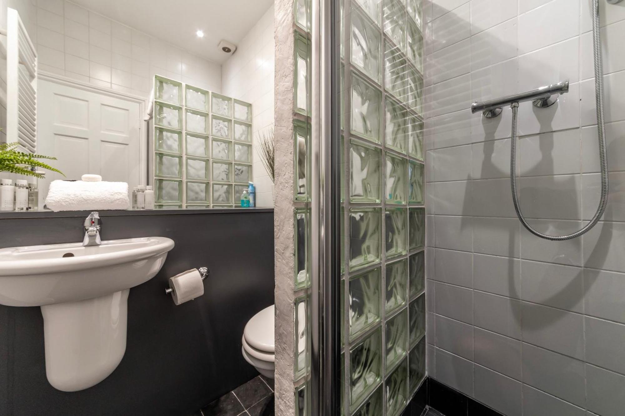 Secret Kensington Garden Mews: Spacious 2-Bedroom House with Private Patio London Exterior photo